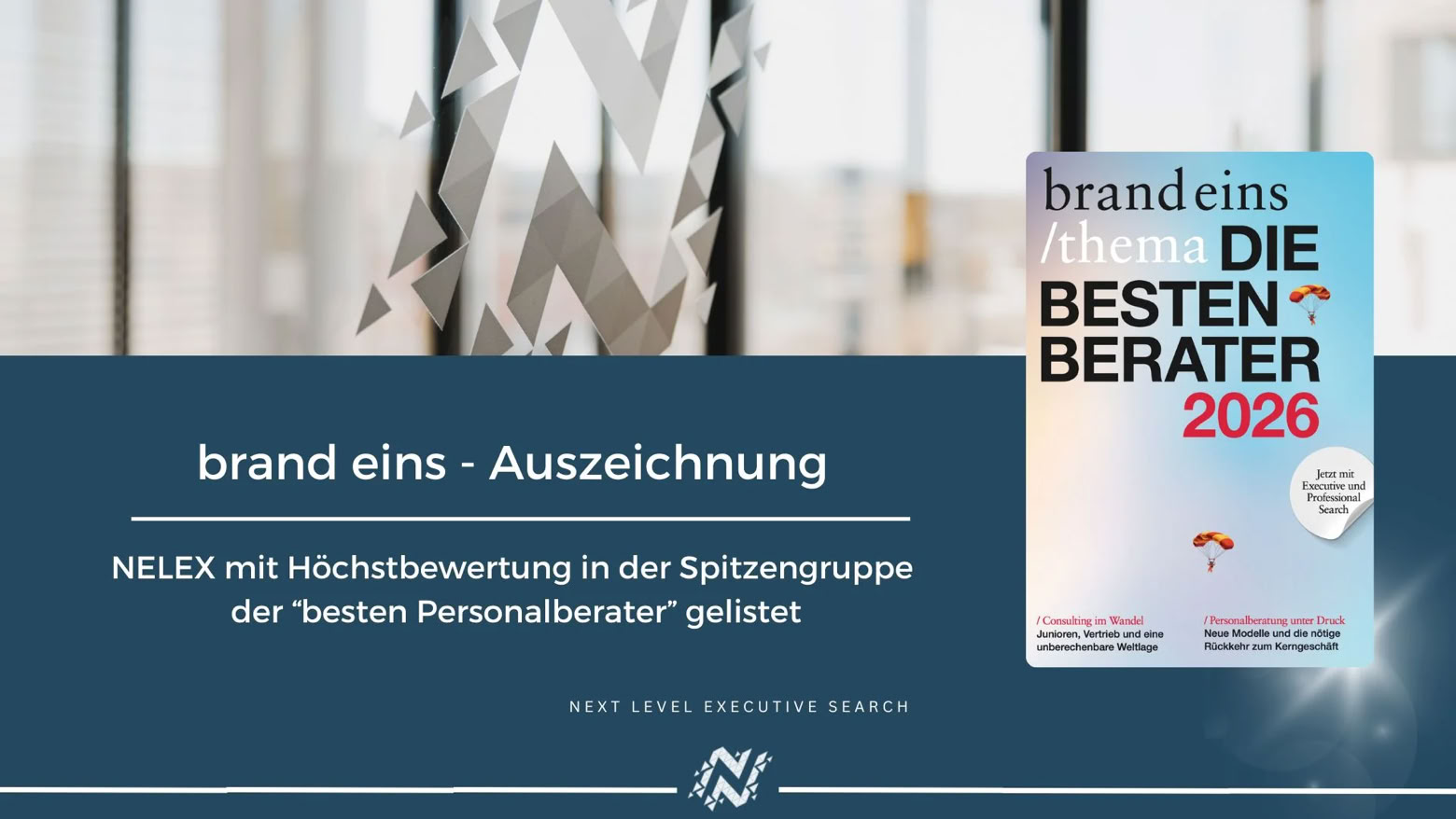 Ein Plakat mit der Aufschrift "brand eins - Auszeichnung" und einem Bild eines Magazins mit dem Titel "Die besten Berater 2026". Im Hintergrund sind unscharfe geometrische Formen zu sehen.