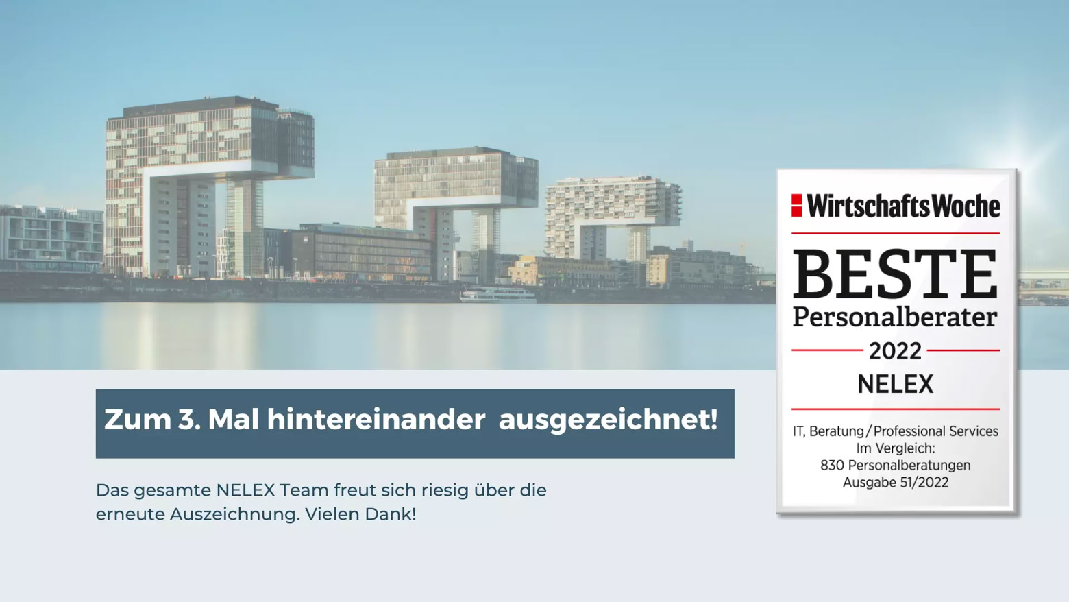 Ein modernes Gebäude am Wasser mit einem Textfeld, das eine Auszeichnung erwähnt, und einem weiteren Textfeld mit der Aufschrift "WirtschaftsWoche Beste Personalberater 2022".