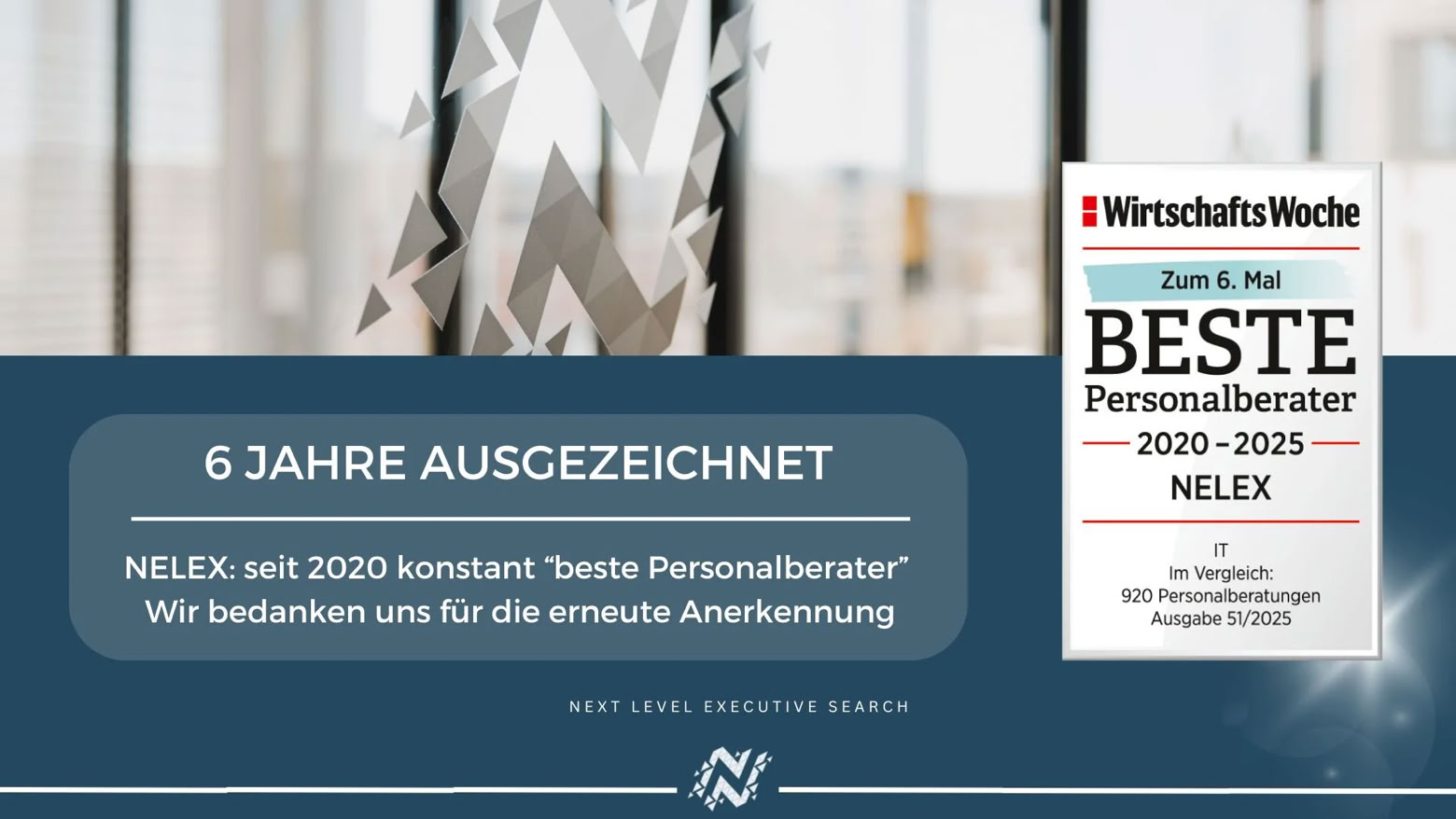 Grafik mit Text über eine Auszeichnung als "Beste Personalberater" von 2020 bis 2023, mit einem Logo und einem Hintergrund aus geometrischen Mustern.