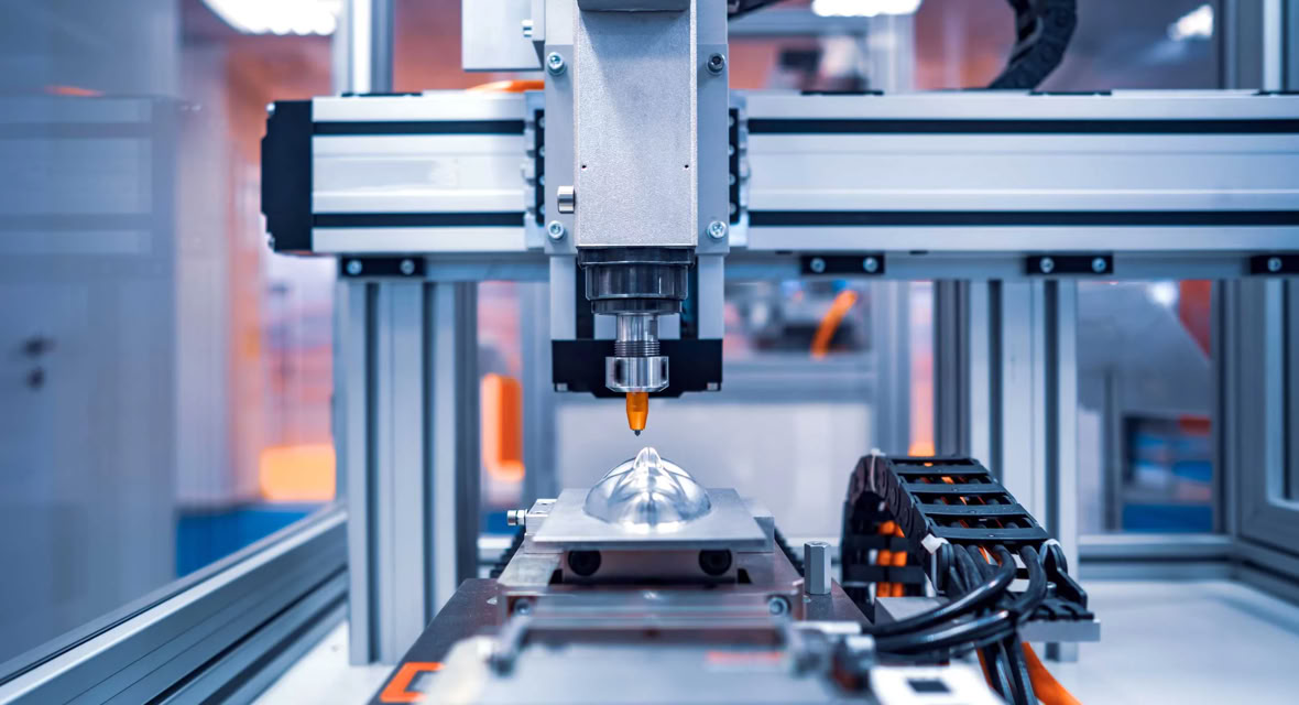 Industrieroboterarm in einer Fabrikumgebung, der an einem Werkstück arbeitet.